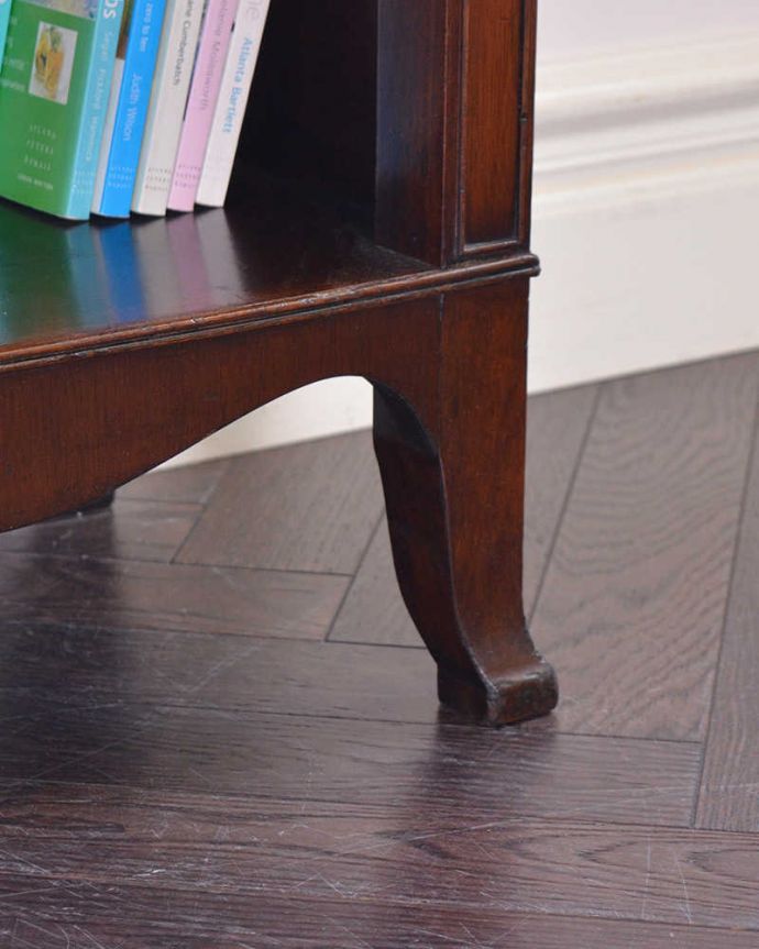 アンティークのチェスト　アンティーク家具　便利なベッドサイドカップボード（ペディスタルカップボード）、イギリスのアンティーク家具。女性１人でラクラ運べちゃうんですHandleのアンティークは、脚の裏にフェルトキーパーをお付けしています。(q-1182-f)