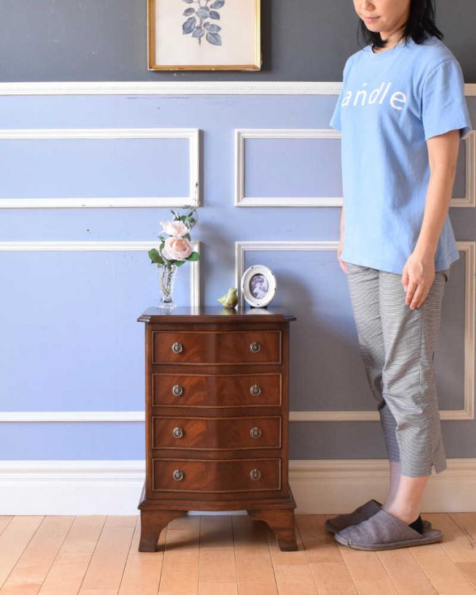 アンティークのチェスト　アンティーク家具　美しい艶の英国アンティーク家具、マホガニー材のベッドサイドチェスト。大人の雰囲気漂う人気の英国チェストとにかく人気のあるデザイン。(q-1183-f)