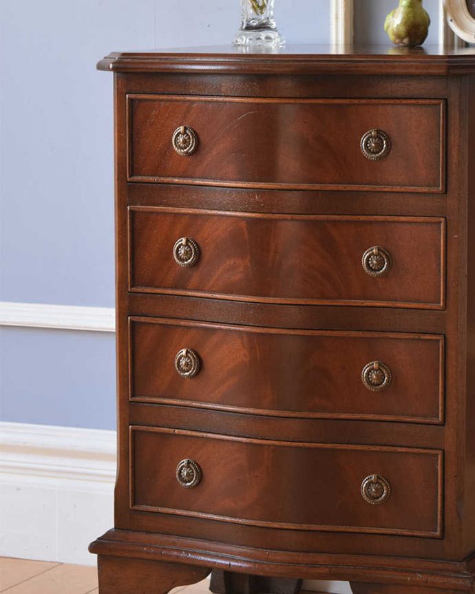 アンティークのチェスト　アンティーク家具　美しい艶の英国アンティーク家具、マホガニー材のベッドサイドチェスト。ちょっと背伸びした人気の脚のデザイン脚元を見てみるとブラケットフィート。(q-1183-f)