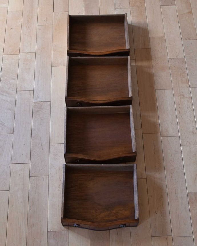 アンティークのチェスト　アンティーク家具　美しい艶の英国アンティーク家具、マホガニー材のベッドサイドチェスト。キレイに修復しましたお洋服を入れてもいいように、引き出しの中も職人がキレイに修復しました。(q-1183-f)