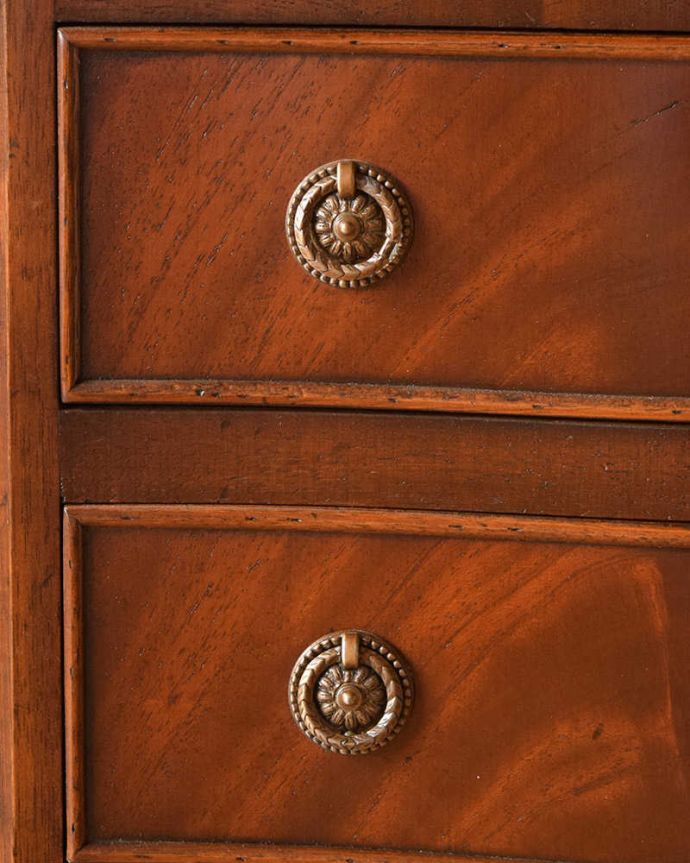 アンティークのチェスト　アンティーク家具　美しい艶の英国アンティーク家具、マホガニー材のベッドサイドチェスト。アンティークらしい取っ手アンティーク家具は取っ手のデザインまで、なんだか高級感があるんですよね。(q-1183-f)