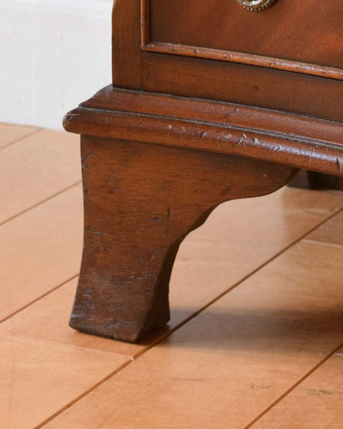 アンティークのチェスト　アンティーク家具　美しい艶の英国アンティーク家具、マホガニー材のベッドサイドチェスト。女性1人でラクラク運べちゃう仕掛けHandleのアンティークは、脚の裏にフェルトキーパーをお付けしています。(q-1183-f)