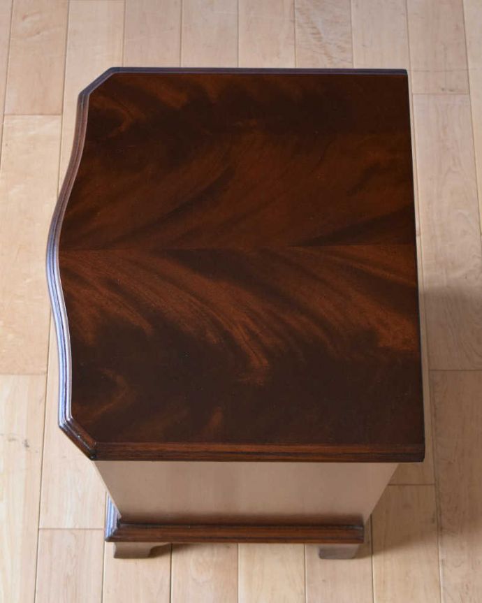 アンティークのチェスト　アンティーク家具　美しい艶の英国アンティーク家具、マホガニー材のベッドサイドチェスト。ピカピカに仕上げました修復の時、天板もキレイに仕上げました。(q-1183-f)