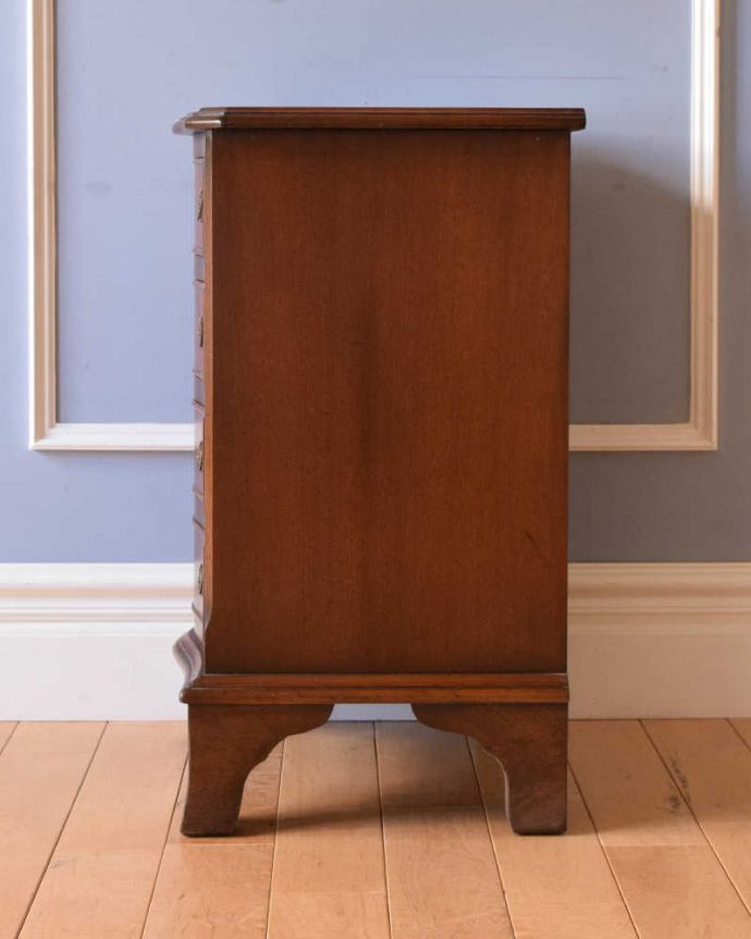 アンティークのチェスト　アンティーク家具　美しい艶の英国アンティーク家具、マホガニー材のベッドサイドチェスト。横から見てもキレイですもちろん、横顔だってキレイ！どこから見ても絵になります。(q-1183-f)