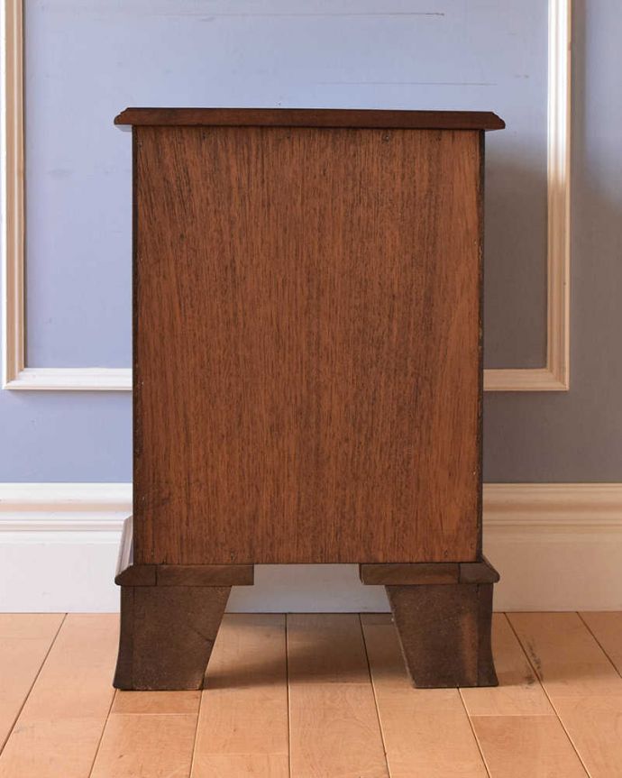 アンティークのチェスト　アンティーク家具　美しい艶の英国アンティーク家具、マホガニー材のベッドサイドチェスト。後ろ姿も見て下さい。(q-1183-f)