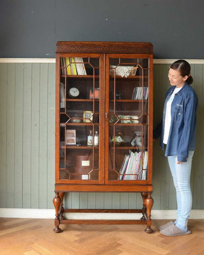 アンティークのキャビネット　アンティーク家具　シノワズリデザインの英国アンティーク家具、ガラス扉のブックケース（本棚）。オリエンタルな大人の雰囲気漂うシノワズリシルクロードからヨーロッパに伝わったデザインのキャビネットは、置くだけでワンランク上の洗練されたお部屋を演出してくれます。(q-1185-f)