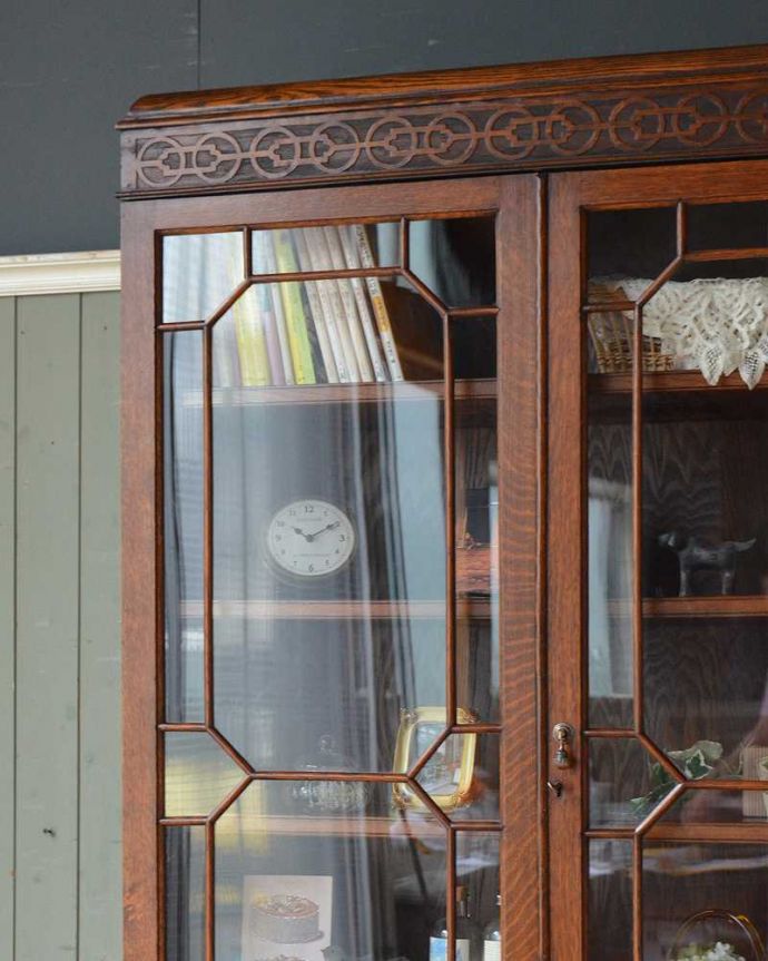 アンティークのキャビネット　アンティーク家具　シノワズリデザインの英国アンティーク家具、ガラス扉のブックケース（本棚）。直線で描かれたガラス面の美しさにうっとり･･･ヨーロッパの人たちが憧れた東洋の美しさに西洋デザインが混じりあってできたシノワズリデザイン。(q-1185-f)