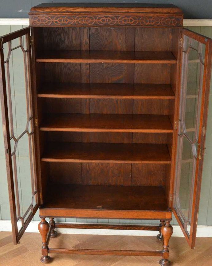 アンティークのキャビネット　アンティーク家具　シノワズリデザインの英国アンティーク家具、ガラス扉のブックケース（本棚）。扉の中はこんな感じ。(q-1185-f)