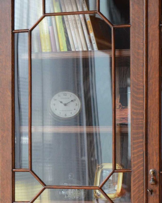 アンティークのキャビネット　アンティーク家具　シノワズリデザインの英国アンティーク家具、ガラス扉のブックケース（本棚）。直線で描かれたガラス面のデザイン。(q-1185-f)