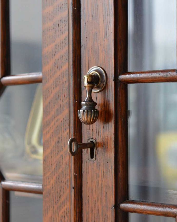 アンティークのキャビネット　アンティーク家具　シノワズリデザインの英国アンティーク家具、ガラス扉のブックケース（本棚）。開ける度にワクワク･･･取っ手もアンティークらしいデザイン。(q-1185-f)