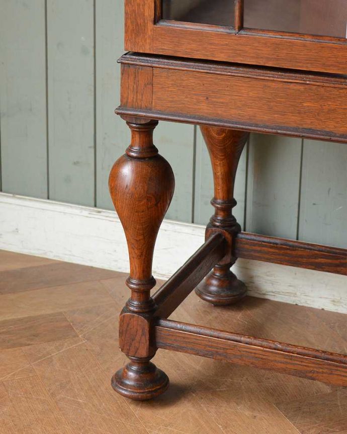 アンティークのキャビネット　アンティーク家具　シノワズリデザインの英国アンティーク家具、ガラス扉のブックケース（本棚）。女性１人でラクラク運べちゃうんですHandleのアンティークは、脚の裏にフェルトキーパーをお付けしています。(q-1185-f)