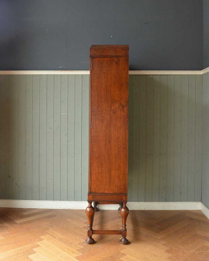 アンティークのキャビネット　アンティーク家具　シノワズリデザインの英国アンティーク家具、ガラス扉のブックケース（本棚）。横から見ても素敵なんですもちろん、横から見てもキレイに仕上がっているので、いろんな場所に置いて使って下さい。(q-1185-f)