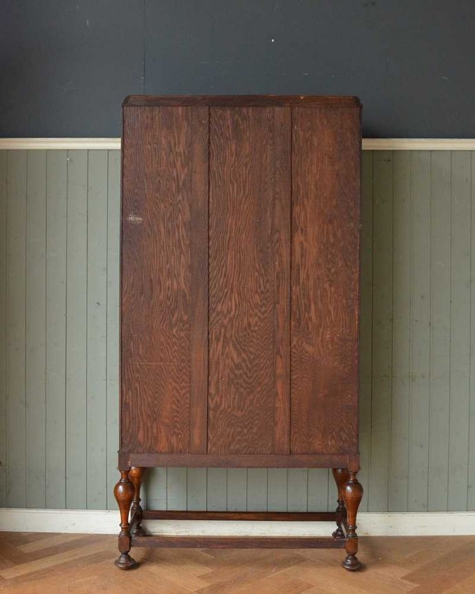 アンティークのキャビネット　アンティーク家具　シノワズリデザインの英国アンティーク家具、ガラス扉のブックケース（本棚）。キレイに修復しました！アンティークは新品ではないので、経年変化によるキズはありますが、専門の職人がキレイにお直しをしているので、後姿までキレイです。(q-1185-f)