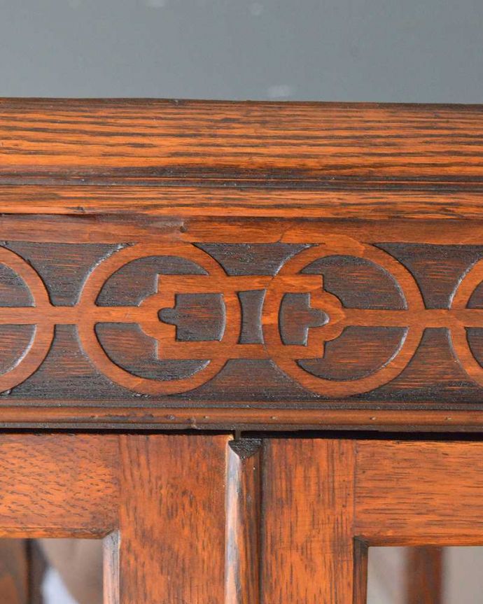 アンティークのキャビネット　アンティーク家具　シノワズリデザインの英国アンティーク家具、ガラス扉のブックケース（本棚）。繊細な装飾は見とれる程美しいです。(q-1185-f)