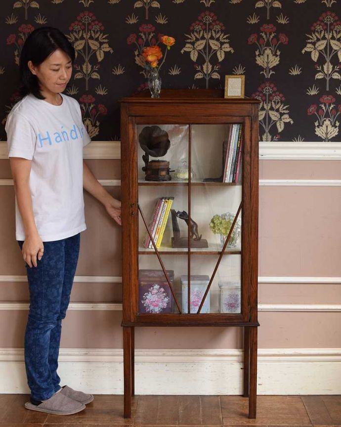 アンティークのキャビネット　アンティーク家具　英国スタイルのアンティーク家具、和室にもオススメのショーケース（ガラスキャビネット）。どこにでも置けちゃうサイズが魅力のキャビネットちょっとしたスペースがあればどこにでも置けちゃうコンパクトサイズのガラスキャビネット。(q-1186-f)