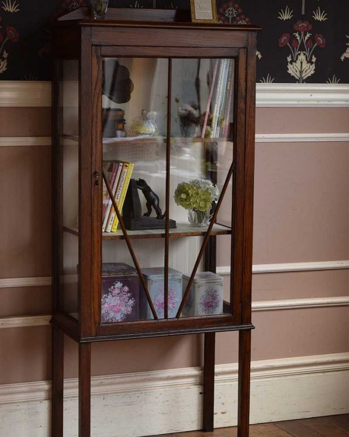 アンティークのキャビネット　アンティーク家具　英国スタイルのアンティーク家具、和室にもオススメのショーケース（ガラスキャビネット）。ガラス越しに中をのぞいてみると･･･中に入れたものが、なんだかちょっと高級に見えちゃうんです。(q-1186-f)