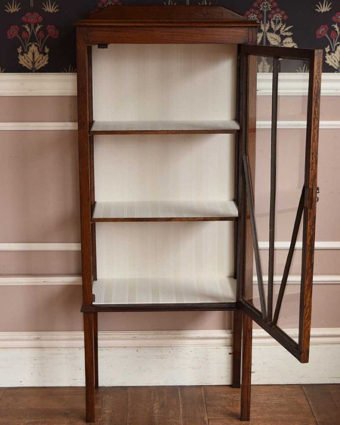 アンティークのキャビネット　アンティーク家具　英国スタイルのアンティーク家具、和室にもオススメのショーケース（ガラスキャビネット）。扉を開けると、中はこんな感じです職人が背板の生地を新しいもので張り替えてキレイに修復して仕上げました。(q-1186-f)