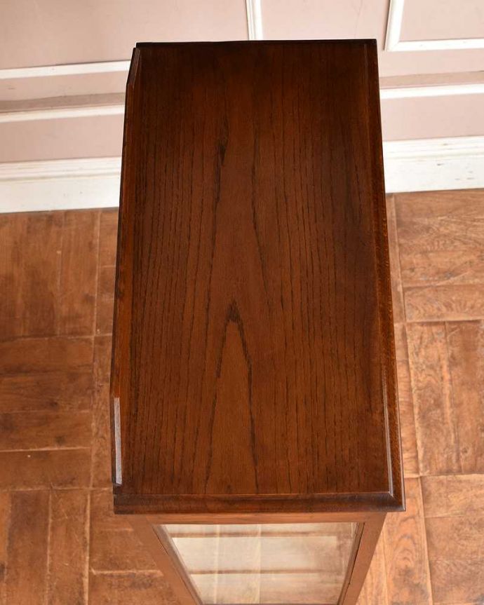 アンティークのキャビネット　アンティーク家具　英国スタイルのアンティーク家具、和室にもオススメのショーケース（ガラスキャビネット）。上から形を見てみましょうキャビネットの形はこんな感じです。(q-1186-f)