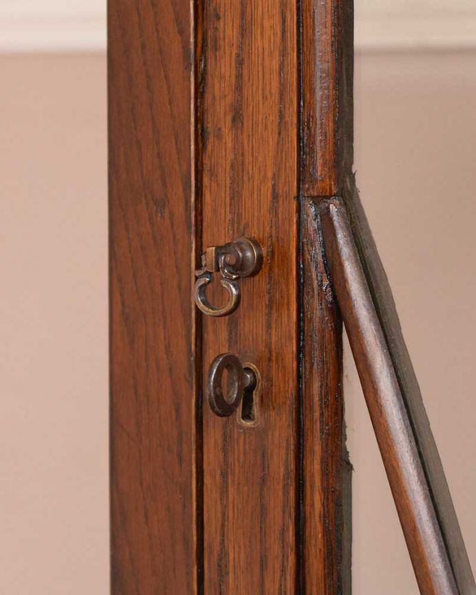 アンティークのキャビネット　アンティーク家具　英国スタイルのアンティーク家具、和室にもオススメのショーケース（ガラスキャビネット）。開ける度にワクワクアンティークらしくカギが取っ手の代わり。(q-1186-f)