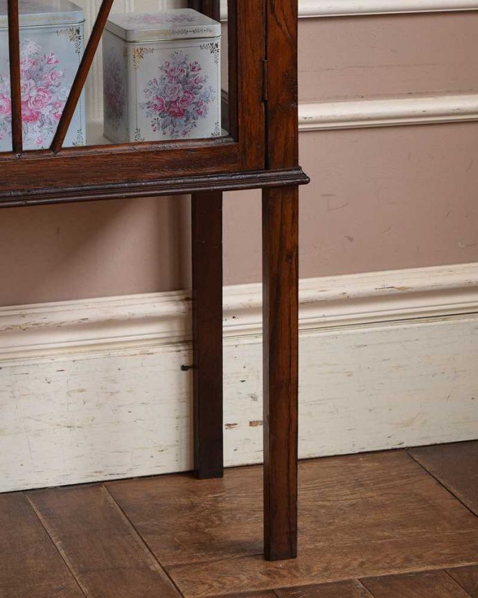 アンティークのキャビネット　アンティーク家具　英国スタイルのアンティーク家具、和室にもオススメのショーケース（ガラスキャビネット）。女性1人でラクラク運べちゃう仕掛けHandleのアンティークは、脚の裏にフェルトキーパーをお付けしています。(q-1186-f)