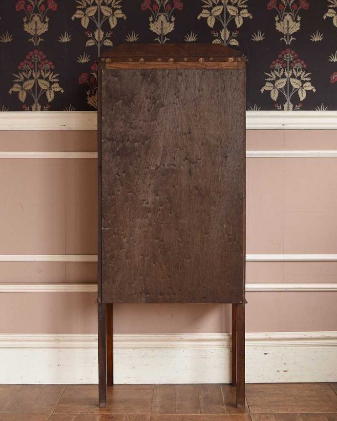 アンティークのキャビネット　アンティーク家具　英国スタイルのアンティーク家具、和室にもオススメのショーケース（ガラスキャビネット）。修復してあるので後姿もキレイ！アンティークは新品ではないので、もちろん経年変化によるキズはありますが、専門の職人がキレイに修復したので、後ろ姿もキレイです。(q-1186-f)