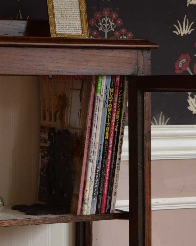 アンティークのキャビネット　アンティーク家具　英国スタイルのアンティーク家具、和室にもオススメのショーケース（ガラスキャビネット）。扉の中は収納たっぷりA4サイズの雑誌までしっかり収納出来ちゃう大きさ。(q-1186-f)