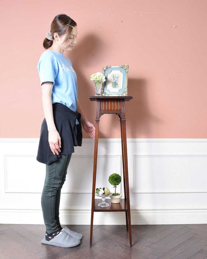 アンティークのテーブル　アンティーク家具　英国から届いた優雅なアンティーク、植物を置いて使うプランツスタンド。スラッと背が高く美しいプランツスタンドアンティーク家具の中でもさらに贅沢なアンティーク。(q-1188-f)