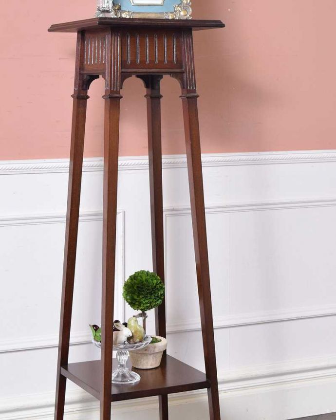 アンティークのテーブル　アンティーク家具　英国から届いた優雅なアンティーク、植物を置いて使うプランツスタンド。小さくてもアンティークの気品タップリ。(q-1188-f)