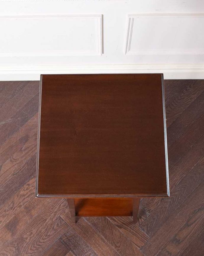 アンティークのテーブル　アンティーク家具　英国から届いた優雅なアンティーク、植物を置いて使うプランツスタンド。上から見ると･･･天板の形はこんな感じです。(q-1188-f)