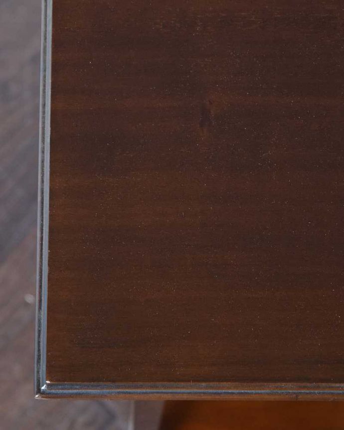 アンティークのテーブル　アンティーク家具　英国から届いた優雅なアンティーク、植物を置いて使うプランツスタンド。天板を近くで見てみると･･･木目の美しさだけで勝負しているテーブルの天板は、とにかく美しい。(q-1188-f)