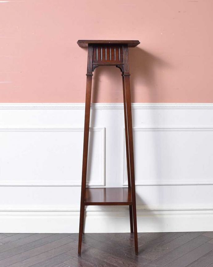 アンティークのテーブル　アンティーク家具　英国から届いた優雅なアンティーク、植物を置いて使うプランツスタンド。横から見てもステキ角度を変えてみてみると、こんな感じです。(q-1188-f)