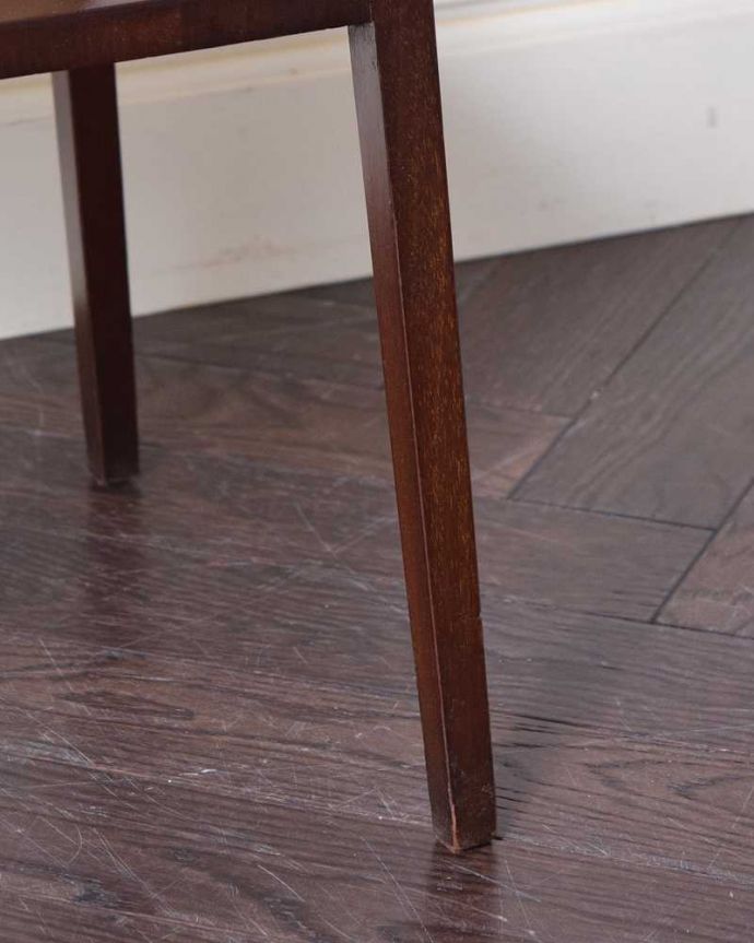 アンティークのテーブル　アンティーク家具　英国から届いた優雅なアンティーク、植物を置いて使うプランツスタンド。持ち上げなくても移動できますHandleのアンティーク家具の脚の裏にはフェルトキーパーをお付けしているので、床を滑らせてラクに移動できます。(q-1188-f)