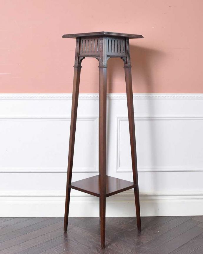 アンティークのテーブル　アンティーク家具　英国から届いた優雅なアンティーク、植物を置いて使うプランツスタンド。こちら側も、もちろんキレイです！アンティークは新品ではないので、もちろん経年変化によるキズはありますが、専門の職人がキレイにお直しをしているので、後ろ姿までキレイです。(q-1188-f)