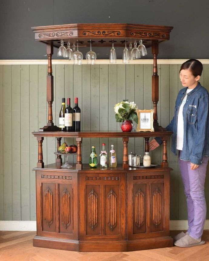 アンティークのキャビネット アンティーク家具 木製のオシャレなバーカウンター、上品な英国アンティーク。お家の中で英国パブ気分!まるで英国のパブにいるような気分になっちゃう本格的なカウンター。(q-1193-f)