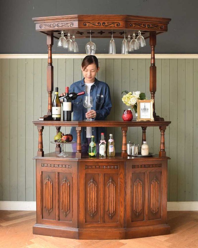 アンティークのキャビネット アンティーク家具 木製のオシャレなバーカウンター、上品な英国アンティーク。ここに立つだけでバーテンダー気分お酒が好きな方はもちろんジュースを並べてグラスに注ぐだけでワクワクした時間が過ごせちゃう魅惑の家具。(q-1193-f)