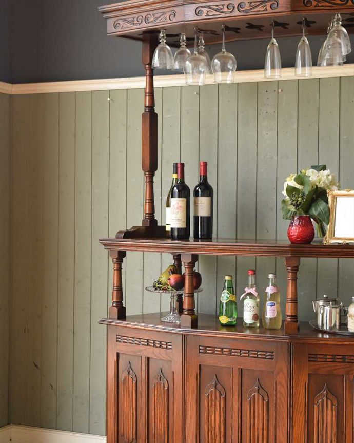 アンティークのキャビネット アンティーク家具 木製のオシャレなバーカウンター、上品な英国アンティーク。高級感のある彫りと木目が英国気分を盛り上げます英国のアンティーク家具らしい彫が一番の魅力。(q-1193-f)