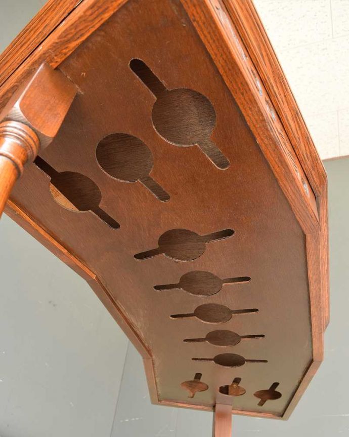 アンティークのキャビネット アンティーク家具 木製のオシャレなバーカウンター、上品な英国アンティーク。憧れのグラスホルダーカウンターの上にはガラスを掛けたまま収納できるホルダーまで。(q-1193-f)