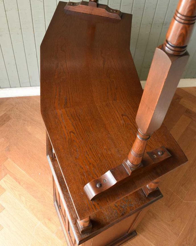 アンティークのキャビネット アンティーク家具 木製のオシャレなバーカウンター、上品な英国アンティーク。天板を上から見ると・・・もちろん作業に使う天板部分は、修復の際、塗装も一度剥離して仕上げたのでこんな感じでピッカピカです。(q-1193-f)