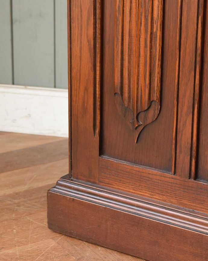 アンティークのキャビネット アンティーク家具 木製のオシャレなバーカウンター、上品な英国アンティーク。女性1人でラクラク運べちゃうんですHandleのアンティークは、脚の裏にフェルトキーパーをお付けしているので、大型家具と言えども床を滑らせれば女性の力でも移動が出来ちゃうんです。(q-1193-f)