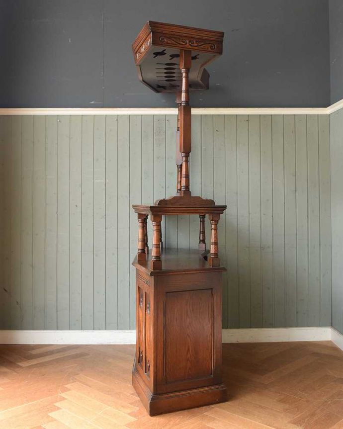 アンティークのキャビネット アンティーク家具 木製のオシャレなバーカウンター、上品な英国アンティーク。横から見ても素敵なんですもちろん、横から見てもキレイに仕上がっているので、グルッと360度使える家具なので、いろんな場所に置いて楽しみながら使って下さい。(q-1193-f)