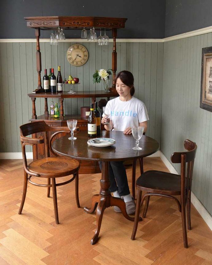 アンティークのキャビネット アンティーク家具 木製のオシャレなバーカウンター、上品な英国アンティーク。どんな場所でもかっこよく使えますカウンターと言っても自立タイプで置き型。(q-1193-f)