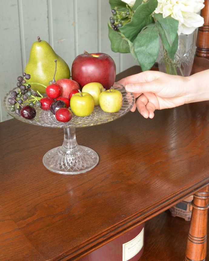 アンティークのキャビネット アンティーク家具 木製のオシャレなバーカウンター、上品な英国アンティーク。チョコレート色の家具は、何を置いてもカッコよく見えます。(q-1193-f)