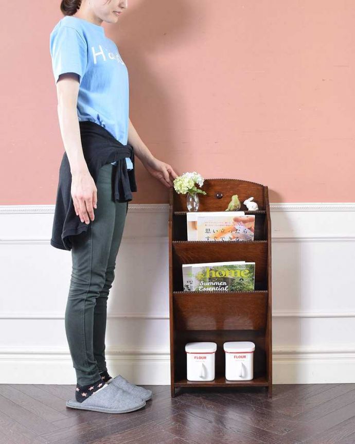 マガジンラック　アンティーク家具　英国らしいかっこいいデザイン、英国輸入のアンティーク家具のマガジンラック。使いやすさNo.1！便利なアンティークどこのお家でも使っているマガジンラックも、アンティークだったらデザインが素敵だから、なんだかオシャレに使えます。(q-1194-f)