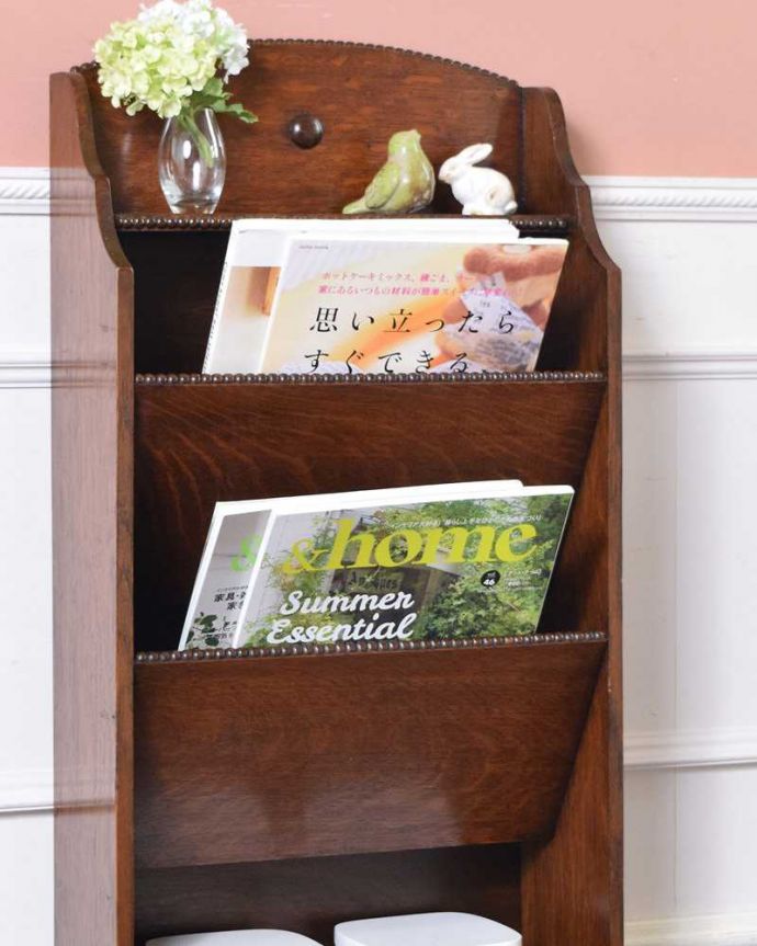 マガジンラック　アンティーク家具　英国らしいかっこいいデザイン、英国輸入のアンティーク家具のマガジンラック。ちょっと置いておきたい…をキレイに収納新聞や雑誌など、ついついテーブルの上に置いてしまって雑多に見えるものが、コレさえあればキレイに収納出来てお部屋もスッキリ見えるんです。(q-1194-f)