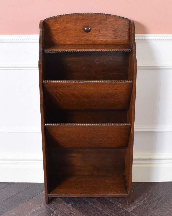 マガジンラック　アンティーク家具　英国らしいかっこいいデザイン、英国輸入のアンティーク家具のマガジンラック。色んな場所で大活躍リビング収納としてや、寝室や書斎の本棚として・・色んな場所でお使いいただけます。(q-1194-f)