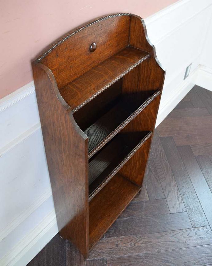 マガジンラック　アンティーク家具　英国らしいかっこいいデザイン、英国輸入のアンティーク家具のマガジンラック。雑誌を入れる部分もキレイに修復しましたアンティークは新品ではないので経年変化によるキズはありますが、専門の職人がキレイにお直ししました。(q-1194-f)