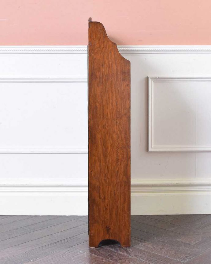 マガジンラック　アンティーク家具　英国らしいかっこいいデザイン、英国輸入のアンティーク家具のマガジンラック。横から見ると･･･180度、どの角度から見てもキレイに仕上がっています。(q-1194-f)