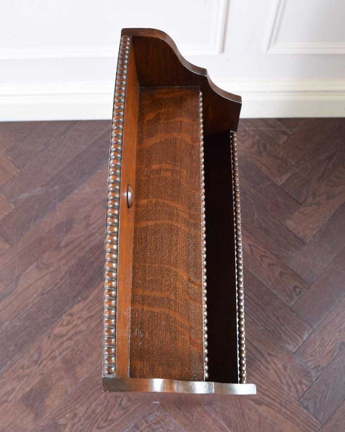 マガジンラック　アンティーク家具　英国らしいかっこいいデザイン、英国輸入のアンティーク家具のマガジンラック。ココも使えてさらに便利読みかけの本やお茶が置ける天板付き。(q-1194-f)