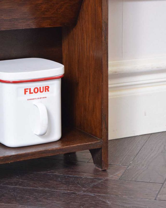 マガジンラック　アンティーク家具　英国らしいかっこいいデザイン、英国輸入のアンティーク家具のマガジンラック。持ち上げなくても移動ラクラクHandleのアンティーク家具の足の裏にはフェルトキーパーをお付けしています。(q-1194-f)