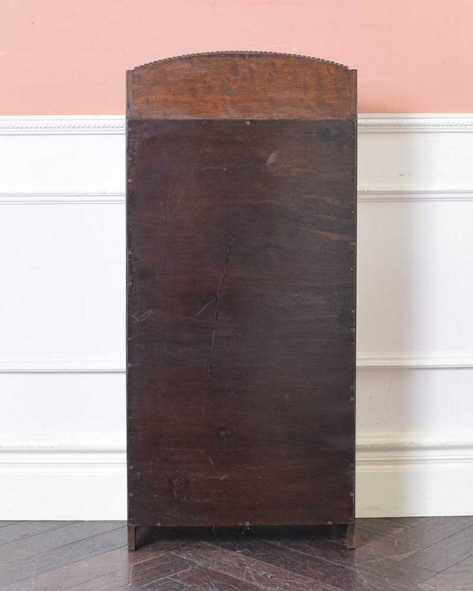 マガジンラック　アンティーク家具　英国らしいかっこいいデザイン、英国輸入のアンティーク家具のマガジンラック。後ろ姿もチェックして下さいアンティークは新品ではないので、経年変化によるキズはありますが、専門の職人がキレイにお直しをしているので、後ろ姿までキレイです。(q-1194-f)